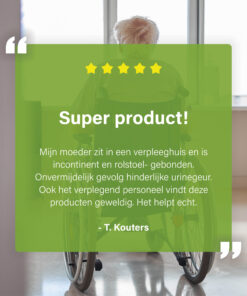 Reviewafbeelding met een oudere persoon in een rolstoel in een verzorgingshuis en een testimonial over het verminderen van urinegeur met EcoClinic-producten.