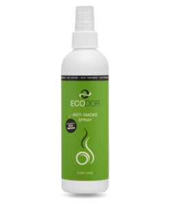 Wit flesje van 250 ml EcoSmoke van Ecodor tegen rooklucht, met een witte spraykop en een groene sticker met gebruiksaanwijzing en productinformatie op de achterkant. Op de voorkant staan de merknaam Ecodor en EcoSmoke, samen met een afbeelding.