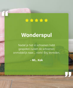 Reviewafbeelding met een deurmat, schoenen en een groene overlay met vijf sterren en een klantbeoordeling over EcoFeet zweetgeurverwijderaar.