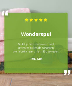 Reviewafbeelding met een deurmat, schoenen en een groene overlay met vijf sterren en een klantbeoordeling over EcoFeet zweetgeurverwijderaar.