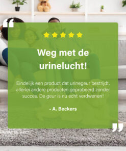 Klantreview over het verwijderen van urinelucht, geplaatst op een groene transparante overlay voor een foto van een gezin op een bank.
