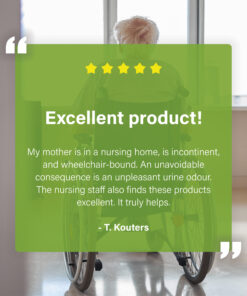 Reviewafbeelding met een oudere persoon in een rolstoel in een verzorgingshuis en een testimonial over het verminderen van urinegeur met EcoClinic-producten.