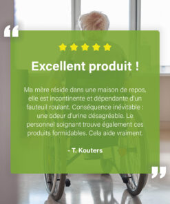 Reviewafbeelding met een oudere persoon in een rolstoel in een verzorgingshuis en een testimonial over het verminderen van urinegeur met EcoClinic-producten.